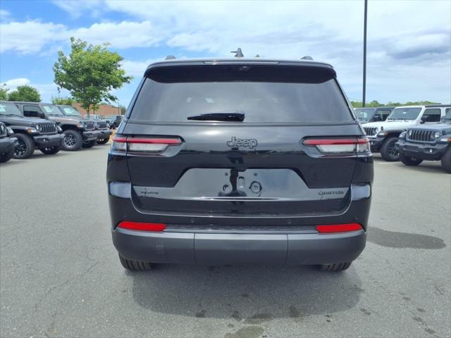 Photo of 2025 Diamond Black Crystal Pearlcoat Jeep Grand Cherokee