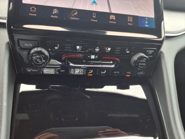 Photo of 2025 Diamond Black Crystal Pearlcoat Jeep Grand Cherokee