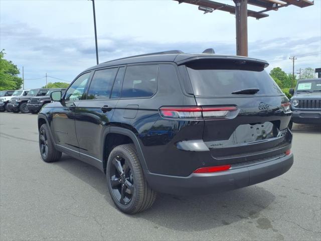 Photo of 2025 Diamond Black Crystal Pearlcoat Jeep Grand Cherokee