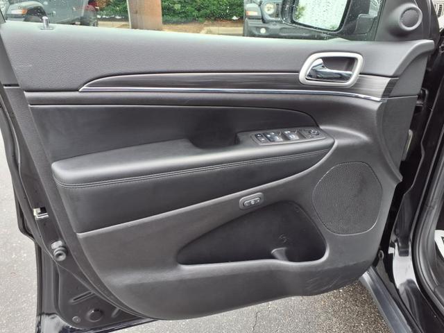 Photo of 2022 Diamond Black Crystal Pearlcoat Jeep Grand Cherokee