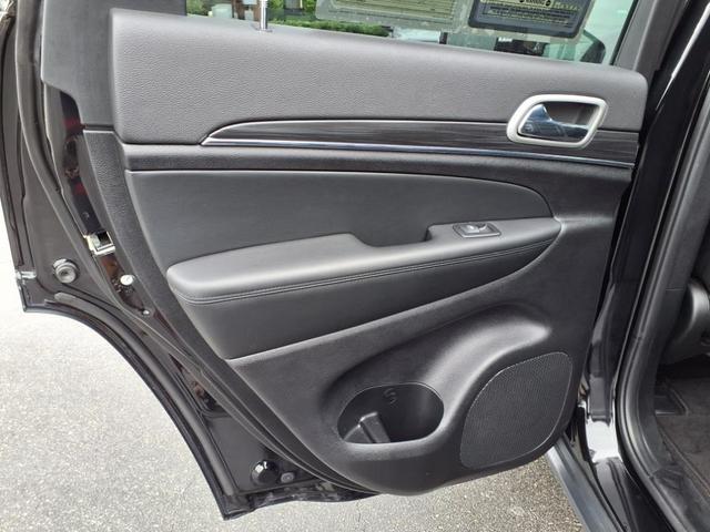 Photo of 2022 Diamond Black Crystal Pearlcoat Jeep Grand Cherokee