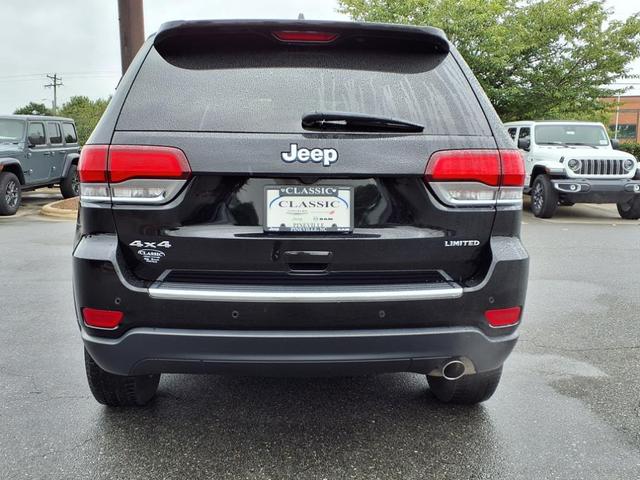 Photo of 2022 Diamond Black Crystal Pearlcoat Jeep Grand Cherokee