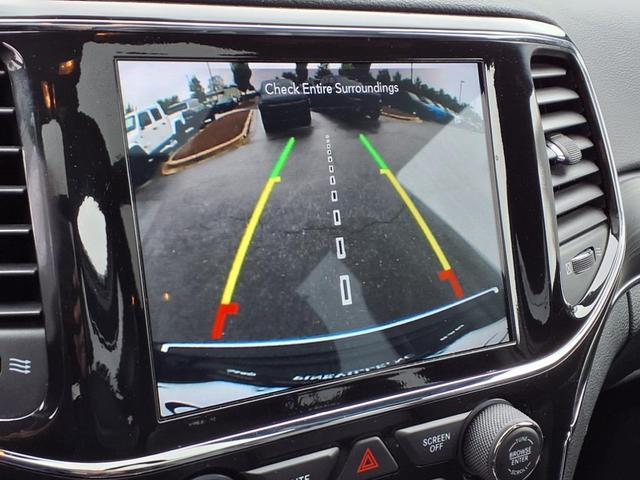 Photo of 2022 Diamond Black Crystal Pearlcoat Jeep Grand Cherokee