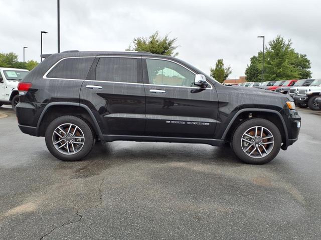 Photo of 2022 Diamond Black Crystal Pearlcoat Jeep Grand Cherokee