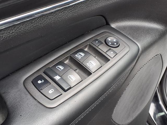 Photo of 2022 Diamond Black Crystal Pearlcoat Jeep Grand Cherokee