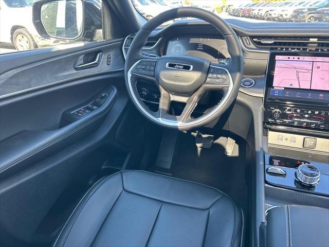 Photo of 2025 Diamond Black Crystal Pearlcoat Jeep Grand Cherokee