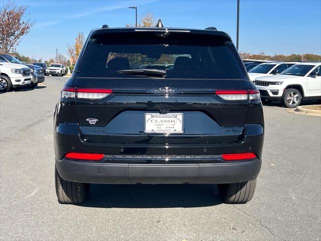 Photo of 2025 Diamond Black Crystal Pearlcoat Jeep Grand Cherokee
