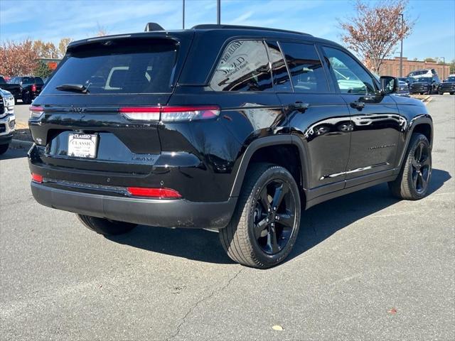 Photo of 2025 Diamond Black Crystal Pearlcoat Jeep Grand Cherokee
