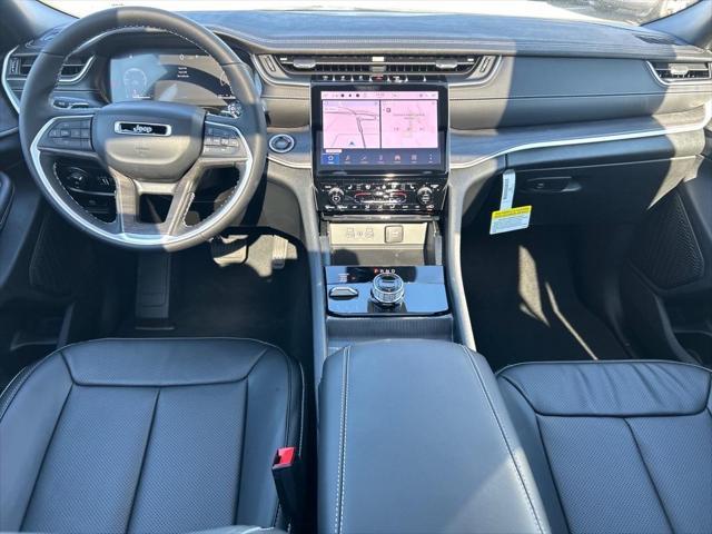 Photo of 2025 Diamond Black Crystal Pearlcoat Jeep Grand Cherokee