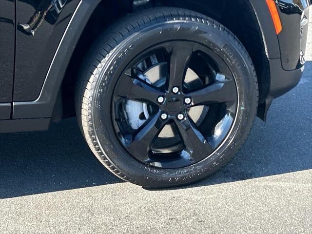 Photo of 2025 Diamond Black Crystal Pearlcoat Jeep Grand Cherokee