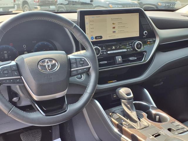 Photo of 2023 Magnetic Gray Metallic Toyota Highlander