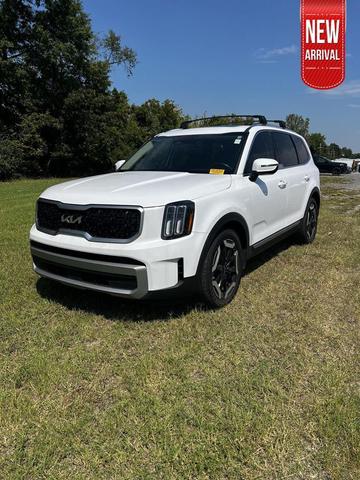 Photo of 2023 Glacial White Pearl Kia Telluride