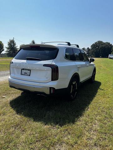 Photo of 2023 Glacial White Pearl Kia Telluride