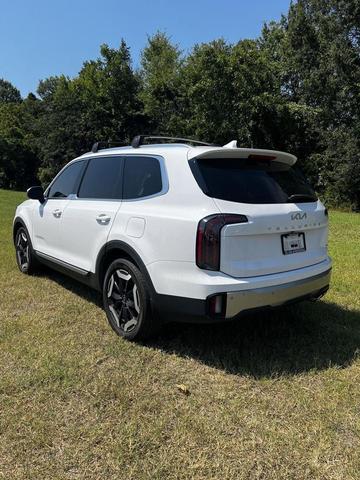 Photo of 2023 Glacial White Pearl Kia Telluride