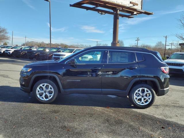 Photo of 2025 Diamond Black Crystal Pearlcoat Jeep Compass