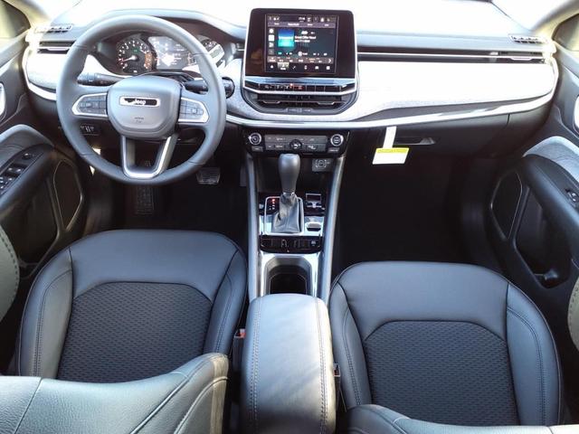 Photo of 2025 Diamond Black Crystal Pearlcoat Jeep Compass