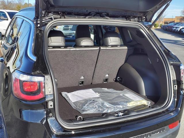 Photo of 2025 Diamond Black Crystal Pearlcoat Jeep Compass