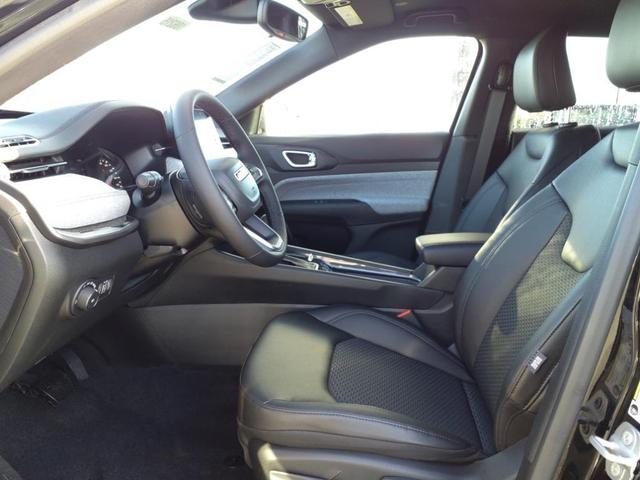 Photo of 2025 Diamond Black Crystal Pearlcoat Jeep Compass