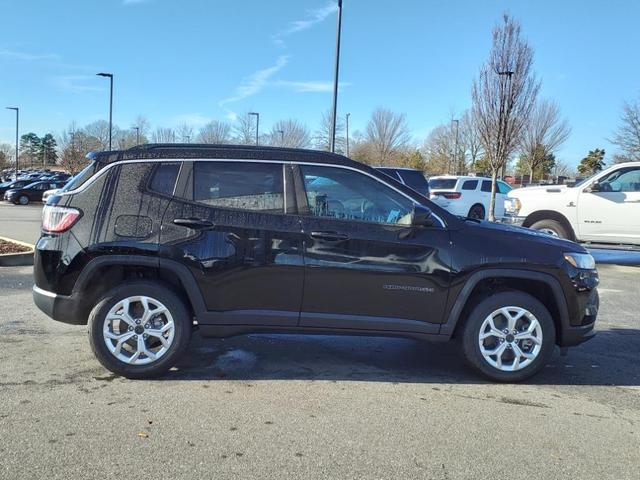 Photo of 2025 Diamond Black Crystal Pearlcoat Jeep Compass