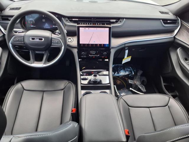 Photo of 2025 Bright White Clearcoat Jeep Grand Cherokee