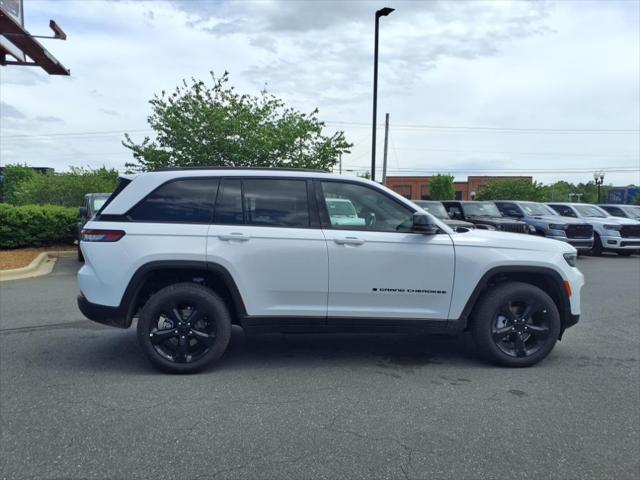 Photo of 2025 Bright White Clearcoat Jeep Grand Cherokee