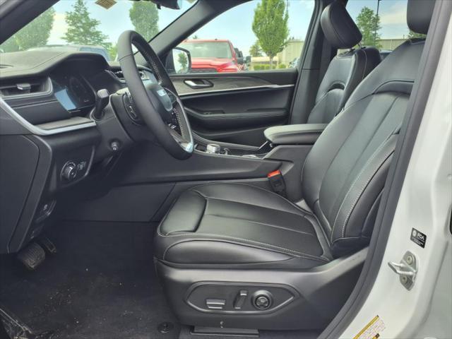 Photo of 2025 Bright White Clearcoat Jeep Grand Cherokee