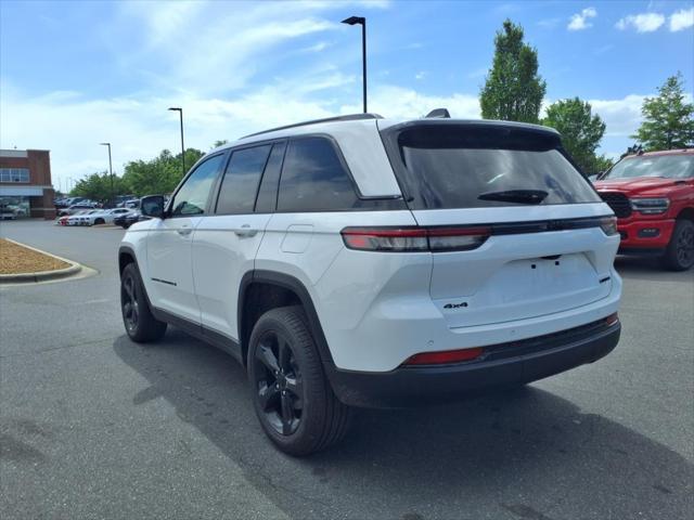 Photo of 2025 Bright White Clearcoat Jeep Grand Cherokee