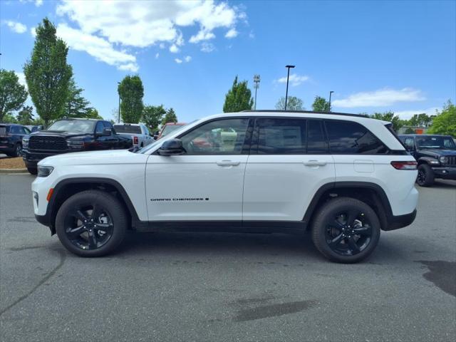 Photo of 2025 Bright White Clearcoat Jeep Grand Cherokee