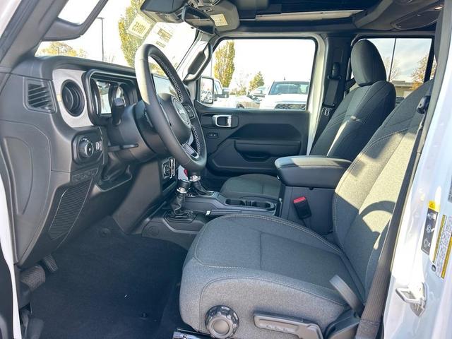Photo of 2025 Bright White Clearcoat Jeep Wrangler