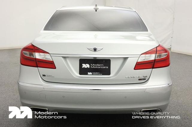 Photo of 2013 Platinum Metallic Hyundai Genesis