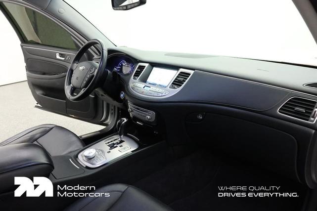 Photo of 2013 Platinum Metallic Hyundai Genesis