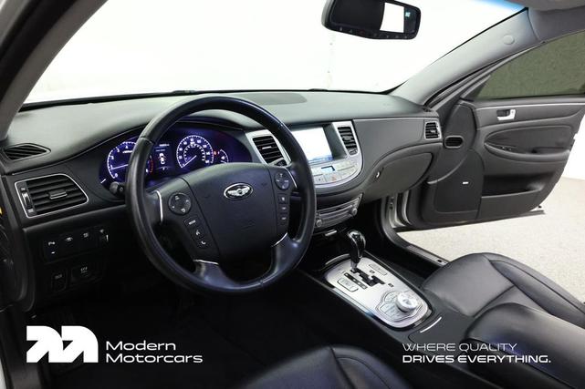 Photo of 2013 Platinum Metallic Hyundai Genesis