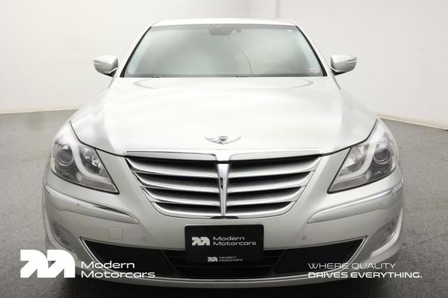 Photo of 2013 Platinum Metallic Hyundai Genesis