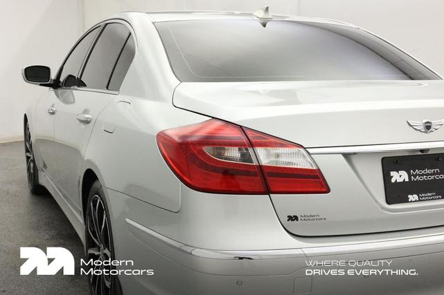 Photo of 2013 Platinum Metallic Hyundai Genesis