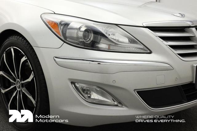 Photo of 2013 Platinum Metallic Hyundai Genesis