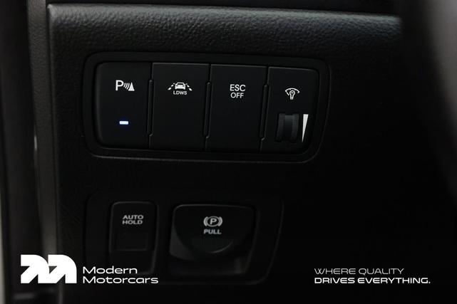 Photo of 2013 Platinum Metallic Hyundai Genesis