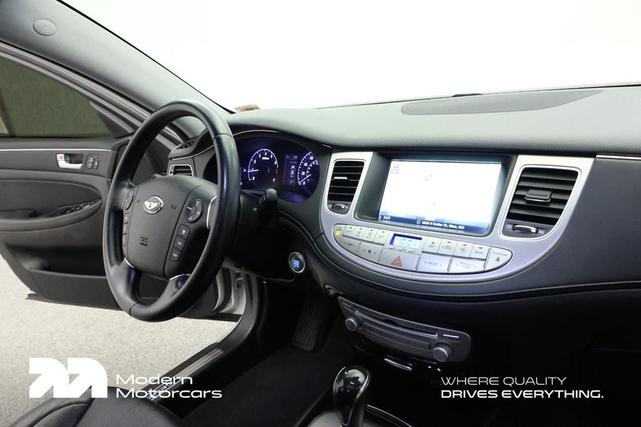 Photo of 2013 Platinum Metallic Hyundai Genesis