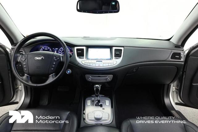 Photo of 2013 Platinum Metallic Hyundai Genesis