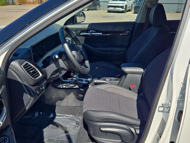 Photo of 2025 Snow White Pearl Kia Seltos