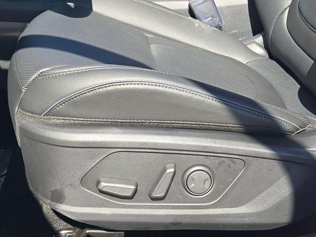 Photo of 2025 White Pearl Hyundai TUCSON