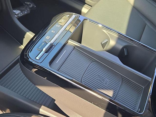 Photo of 2025 White Pearl Hyundai TUCSON