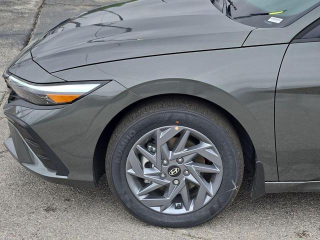 Photo of 2025 Amazon Gray Hyundai ELANTRA HEV