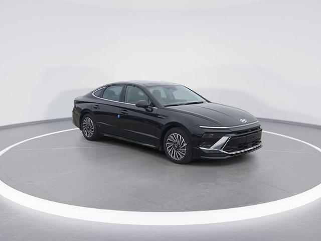 Photo of 2025 Abyss Black Hyundai SONATA Hybrid