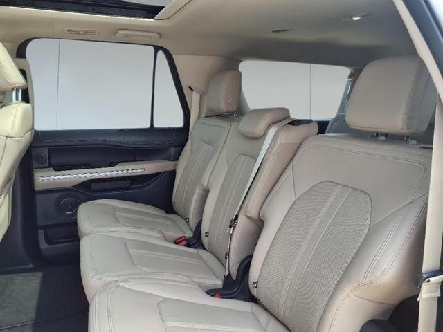 Photo of 2022 Star White Metallic Tri-Coat Ford Expedition Max