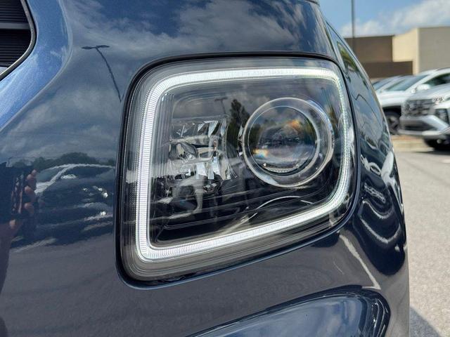 Photo of 2025 Denim w/White Roof Hyundai VENUE