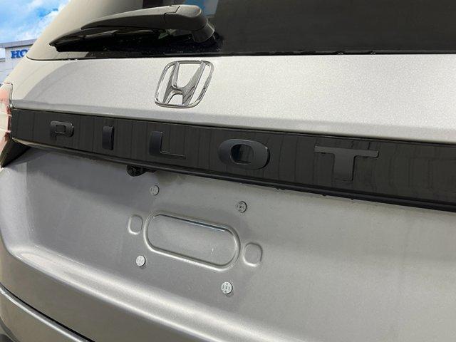Photo of 2025 Lunar Silver Metallic Honda Pilot