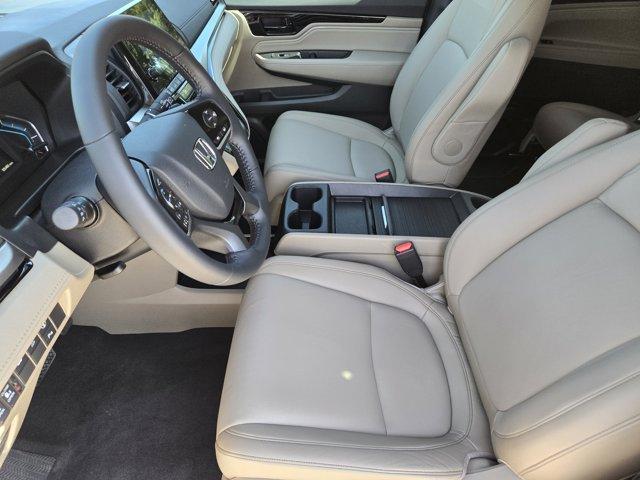 Photo of 2024 Platinum White Pearl Honda Odyssey