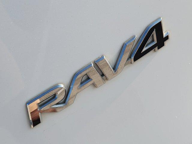 Photo of 2018 Super White Toyota RAV4
