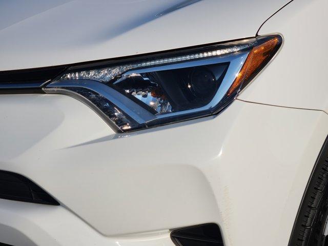 Photo of 2018 Super White Toyota RAV4