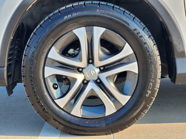 Photo of 2018 Super White Toyota RAV4
